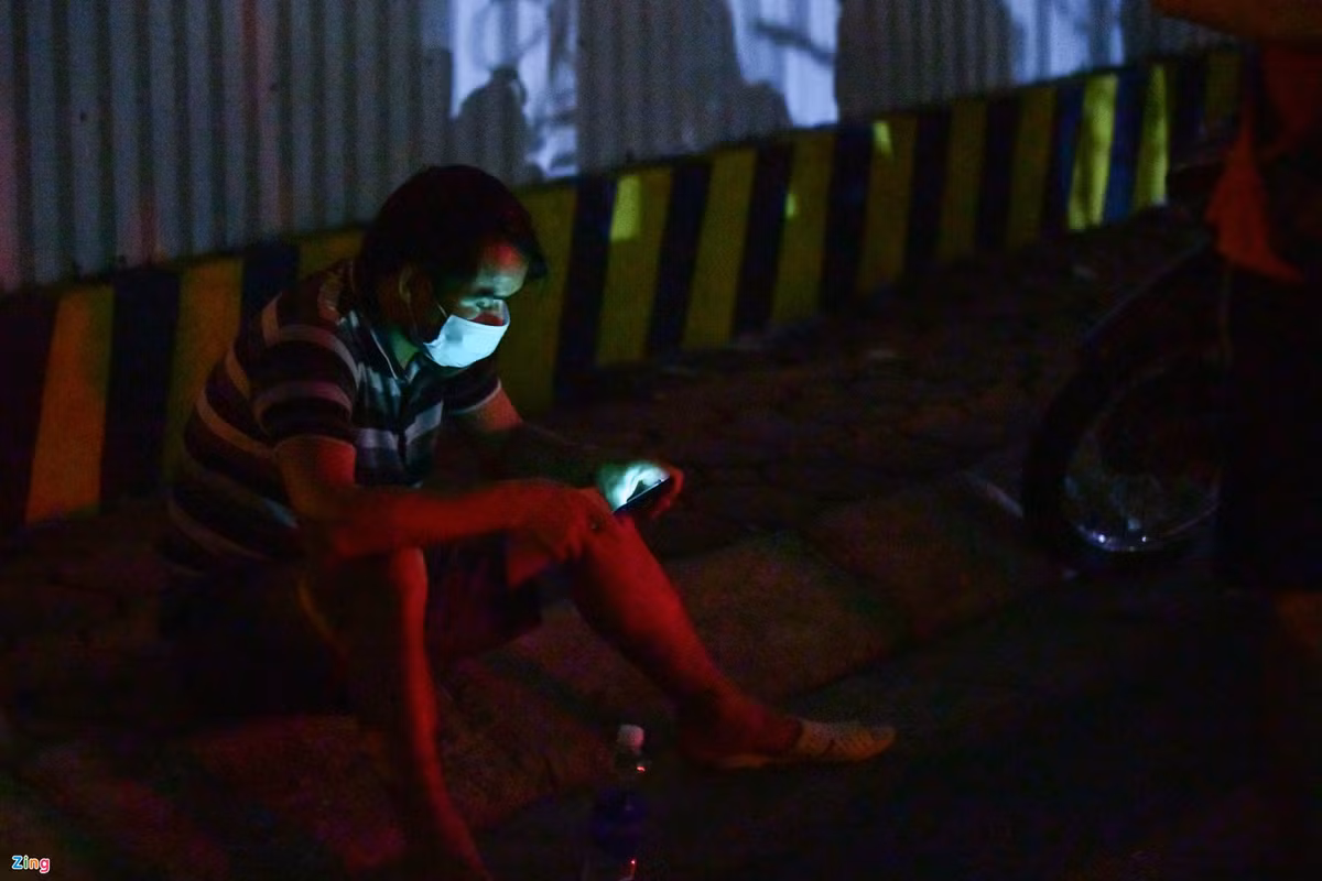 Anh Phạm Văn Phúc (tổ 2, phường Trung Văn) ngồi chờ người thân vào tiêm hơn 1 giờ. “Tôi đến đây lúc 10h, thời điểm đó khá đông, cũng có hơi sợ đông người dễ lây nhiễm nhưng lực lượng chức năng của phường đã giải quyết kịp thời”, anh Phúc nói.