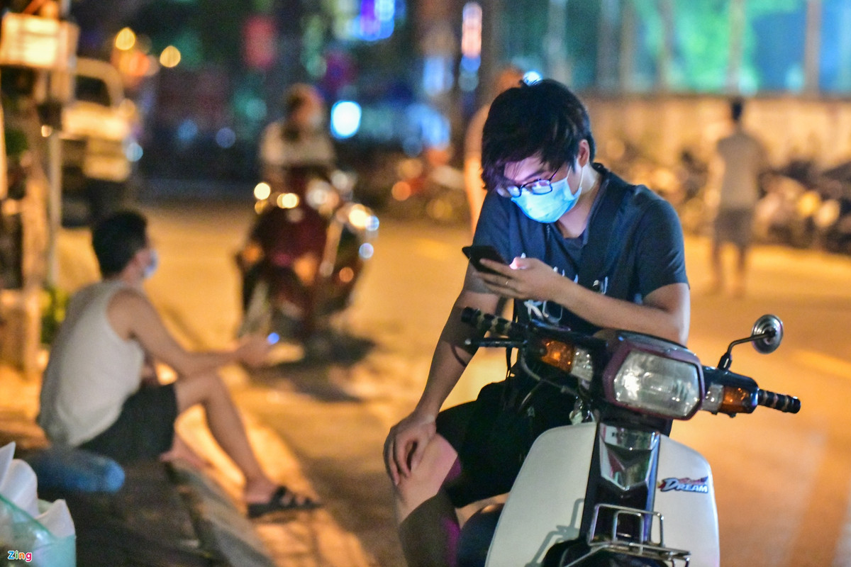 Cũng đưa người thân đi tiêm, anh Đạt (25 tuổi), sống ở tổ 5, cho biết khu vực cổng ra vào có rất đông người tập trung và không đảm bảo giãn cách. Anh chọn cách đỗ xe ra xa trong lúc chờ để đảm bảo an toàn.