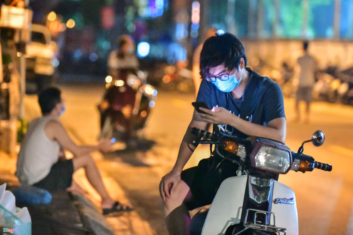 Cũng đưa người thân đi tiêm, anh Đạt (25 tuổi), sống ở tổ 5, cho biết khu vực cổng ra vào có rất đông người tập trung và không đảm bảo giãn cách. Anh chọn cách đỗ xe ra xa trong lúc chờ để đảm bảo an toàn.