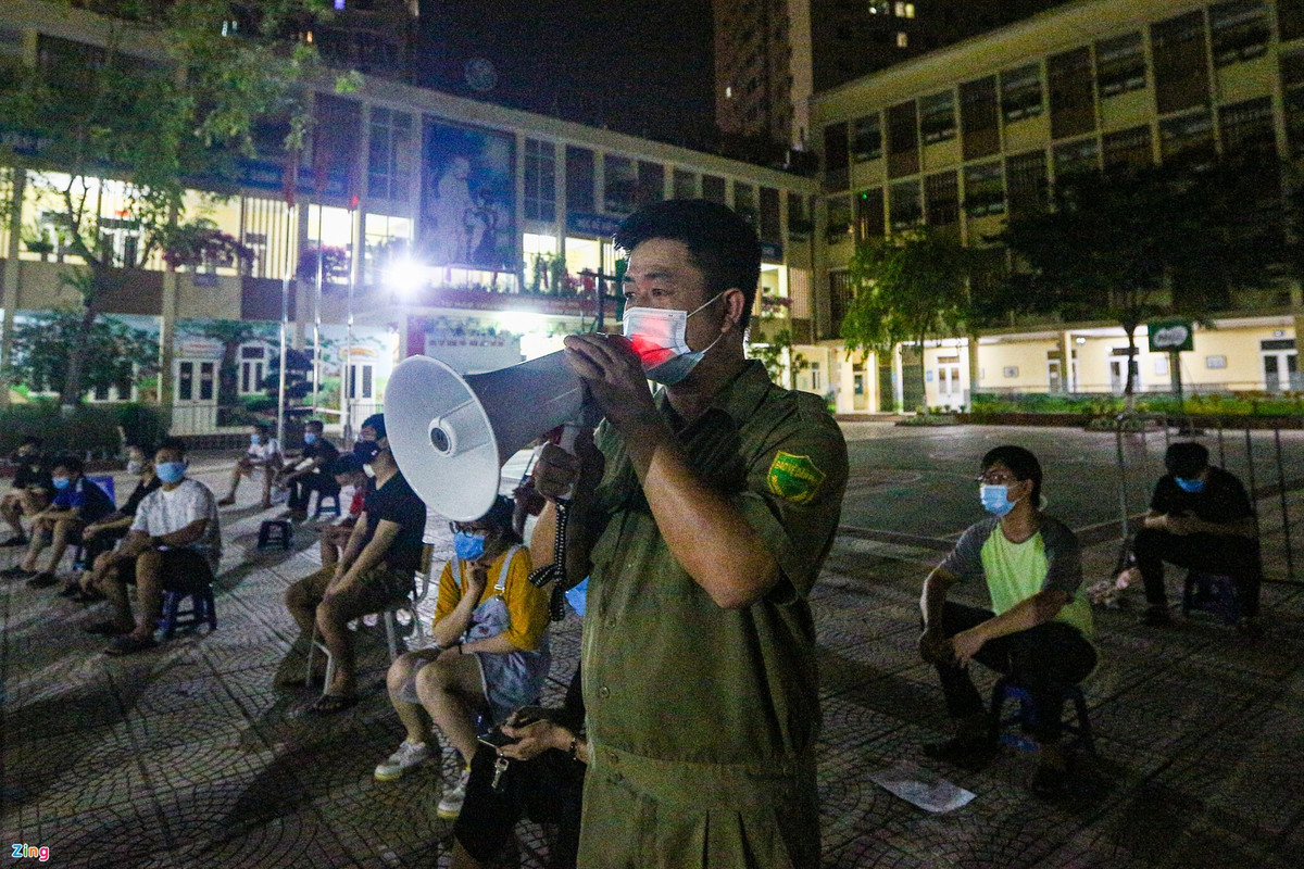 “Những ai đã lấy giấy chứng nhận xin mời về nhà ngay để đảm bảo giãn cách”, cán bộ tổ dân phố liên tục thông báo qua loa để tránh tình trạng người dân nán lại khu vực tiêm.