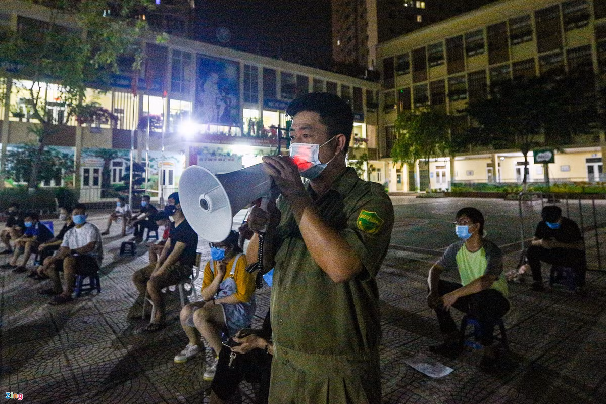 “Những ai đã lấy giấy chứng nhận xin mời về nhà ngay để đảm bảo giãn cách”, cán bộ tổ dân phố liên tục thông báo qua loa để tránh tình trạng người dân nán lại khu vực tiêm.