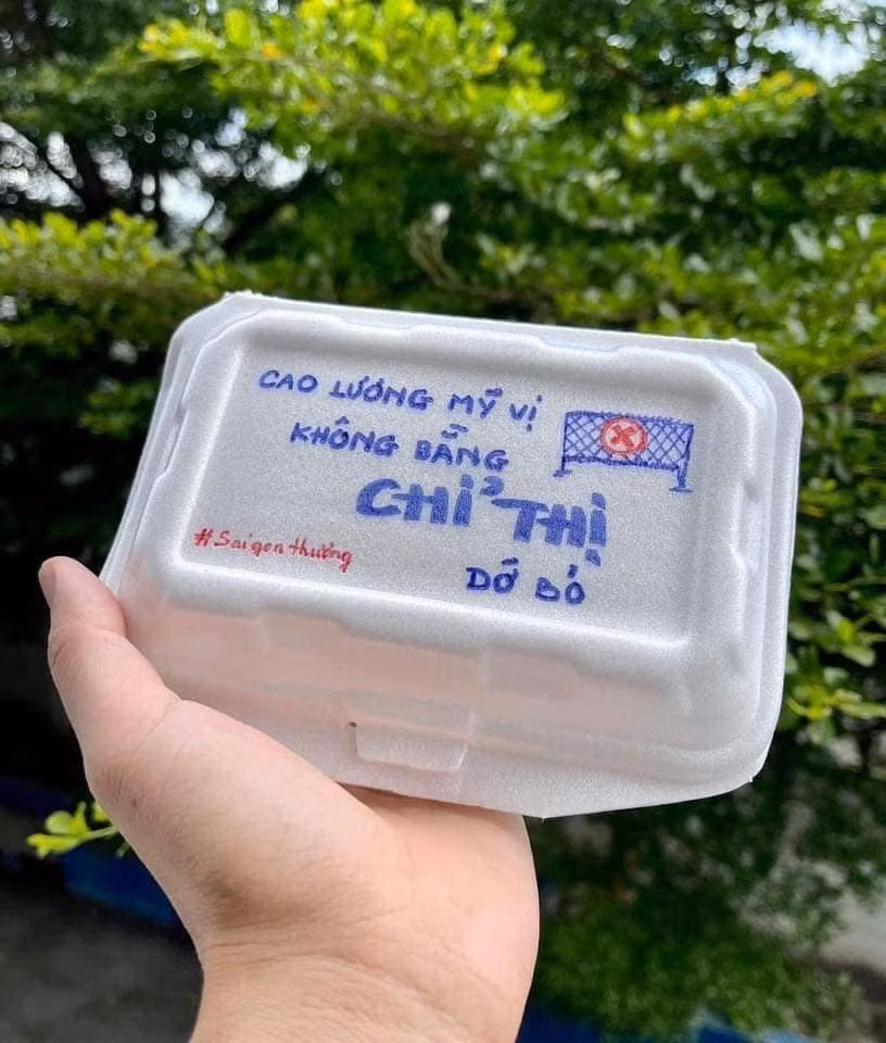 Những suất ăn ngập tràn yêu thương của "mạnh thường quân" luôn khiến chúng ta thấy vui lây trong mùa dịch này. Ảnh: Loi Phuc Pham