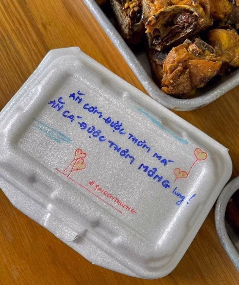 Được biết, những hình ảnh suất ăn miễn phí vô cùng đáng yêu này đến từ gian bếp "Sài Gòn Thương", mỗi ngày họ làm khoảng 200-300 phần ăn miễn phí gửi đến cho các y bác sĩ tuyến đầu chống dịch, bệnh nhân nhiễm COVID-19 và cả người dân nghèo ở bệnh viện dã chiến. Các suất ăn được thay đổi khẩu vị món ăn theo từng ngày.