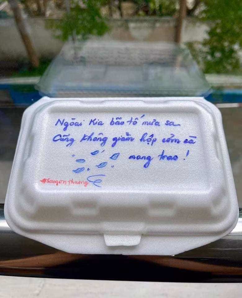 Những dòng chữ cực dễ thương trên hộp cơm khiến nhiều người thích thú.