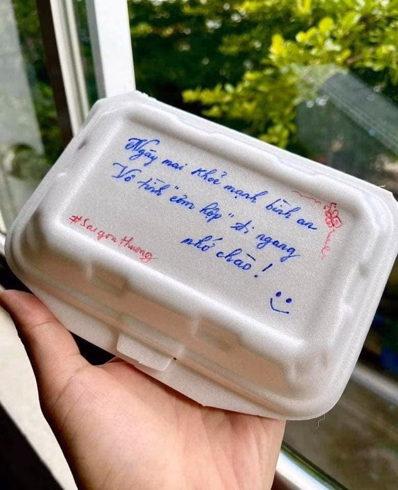 Những ngày TP HCM đang thực hiện Chỉ thị 16 để chống dịch COVID-19, nhiều bếp ăn từ thiện 0 đồng do các mạnh thường quân lập ra vẫn "đỏ lửa" và hoạt động hết công suất.