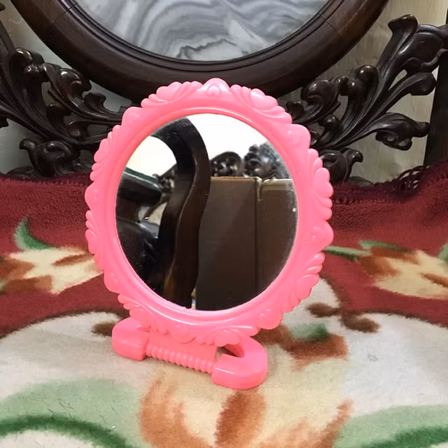 Từ chiếc gương này các cô bé 8x, 9x đã tập tành làm quen với những món đồ trang điểm đầu tiên như son gió, phấn Con Én...