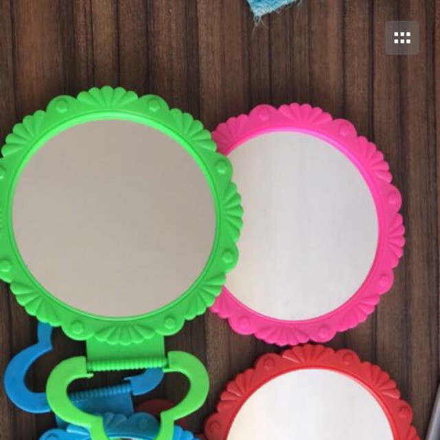 Nó có thể được sử dụng trong gia đình bạn cả chục năm trời, thậm chí ngay cả khi viền nhựa ở ngoài đã vỡ hết góc này góc kia thì chiếc gương vẫn sử dụng được.