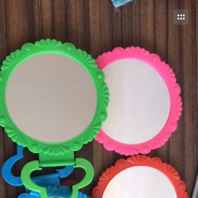 Nó có thể được sử dụng trong gia đình bạn cả chục năm trời, thậm chí ngay cả khi viền nhựa ở ngoài đã vỡ hết góc này góc kia thì chiếc gương vẫn sử dụng được.