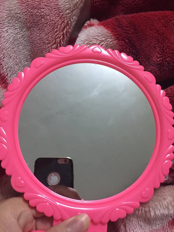 Mới đây, trên MXH, cư dân mạng cũng đã đua nhau khoe hình ảnh một vật dụng huyền thoại đó là chiếc gương nhựa tròn. Đây là đồ dùng từng gắn liền với tuổi thơ của thế hệ 8x, 9x.