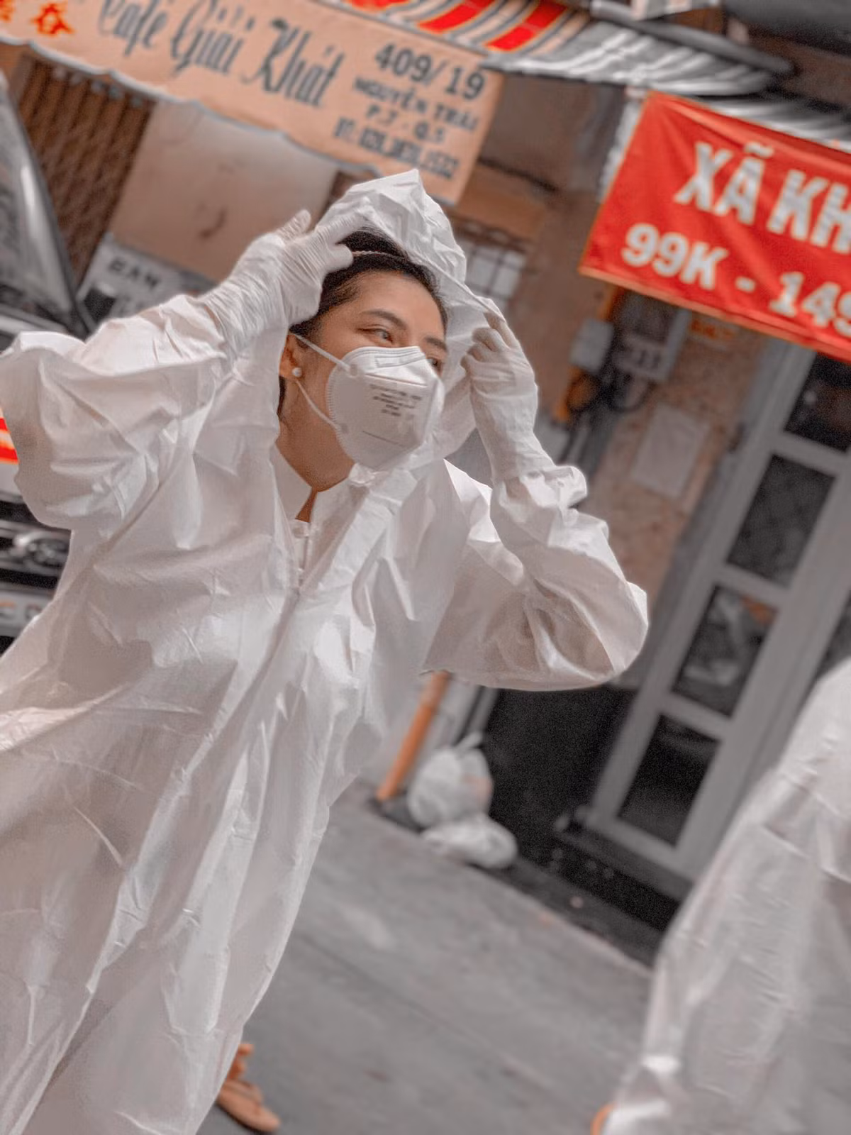 Hiểm nguy luôn xuất hiện ở phía trước thế nhưng Quế Chi và những người đồng đội của cô không sợ hãi, họ đến để lo việc mai táng hoàn toàn bằng cái tâm, bằng tình yêu thương của mình.