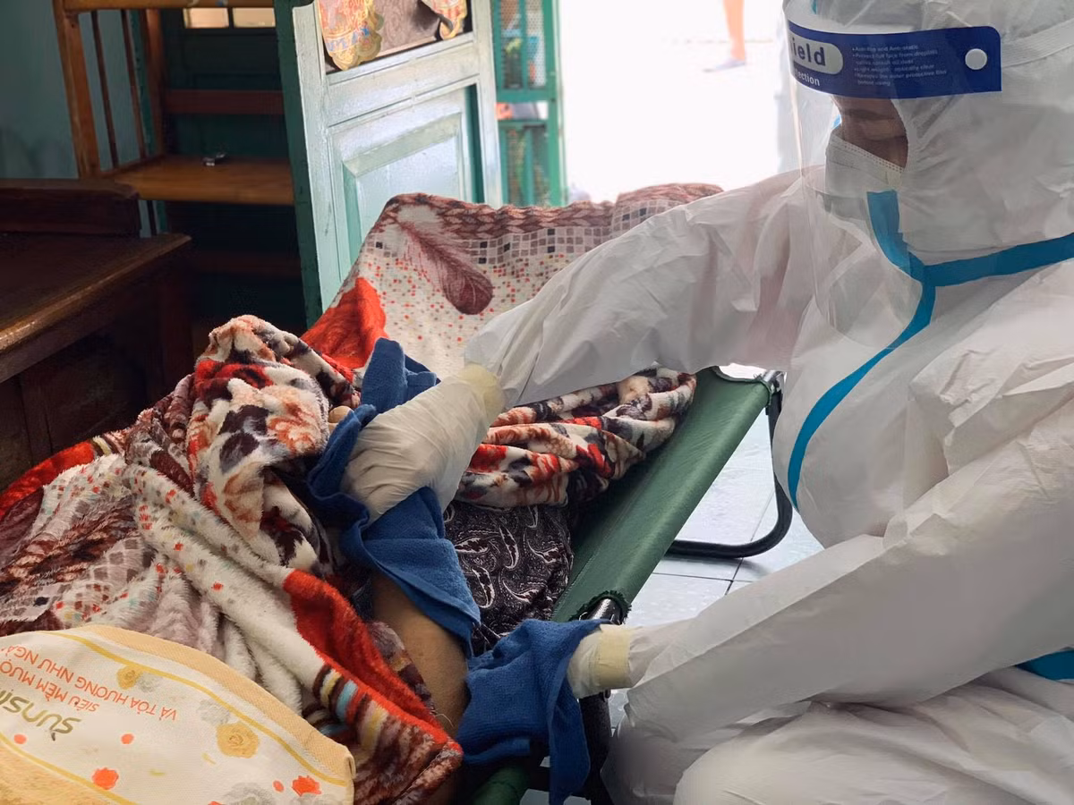 Khi có cuộc gọi đến đường dây nóng, ngay lập tức Phan Quế Chi và các thành viên vội vã mặc quần áo bảo hộ, chuẩn bị các vật dụng cần thiết để làm nhiệm vụ.