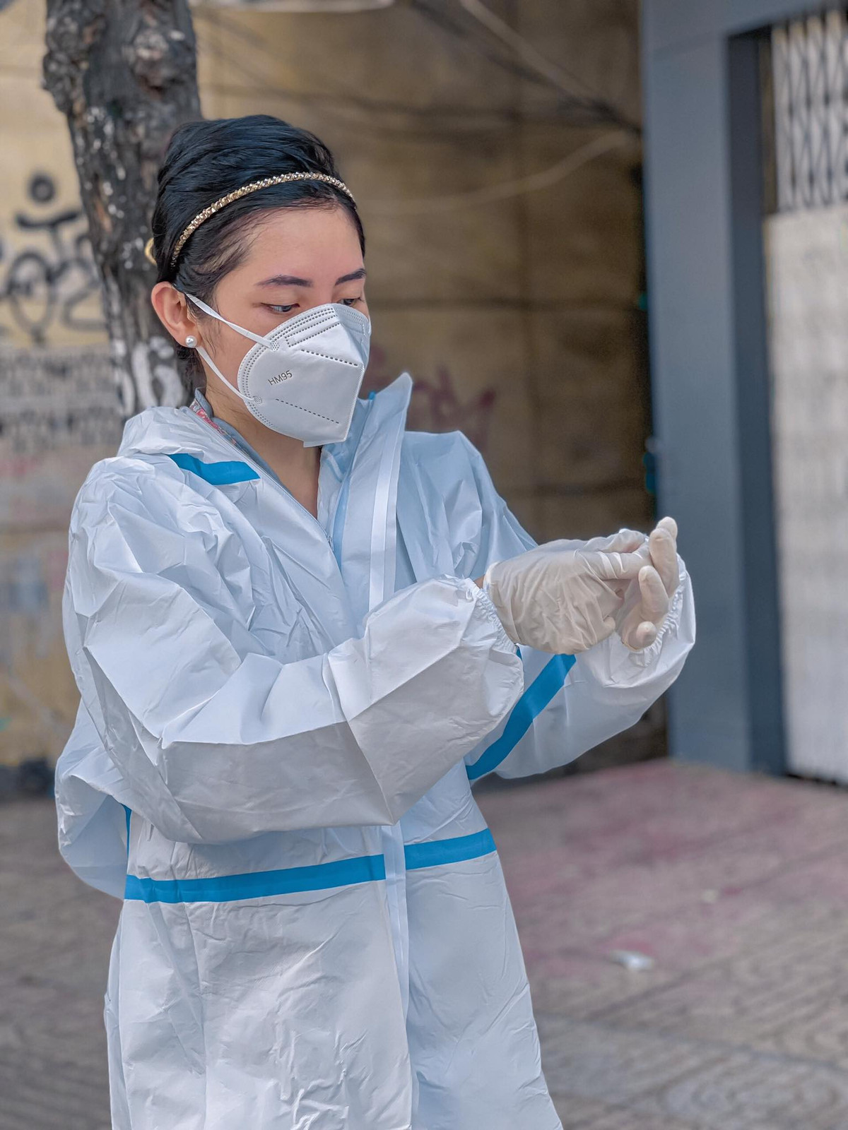 Những ngày vừa qua, TP HCM đang căng mình chống chọi với dịch COVID-19, giữa những khó khăn chồng chất, tình người lại càng được tỏa sáng, điển hình trong số đó phải nhắc tới nhóm hỗ trợ mai táng 0 đồng của chị Giang Thị Kim Cúc và các cộng sự.