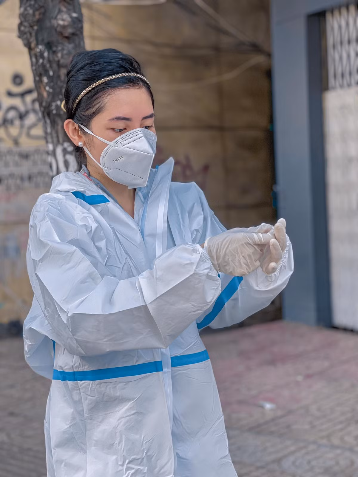 Những ngày vừa qua, TP HCM đang căng mình chống chọi với dịch COVID-19, giữa những khó khăn chồng chất, tình người lại càng được tỏa sáng, điển hình trong số đó phải nhắc tới nhóm hỗ trợ mai táng 0 đồng của chị Giang Thị Kim Cúc và các cộng sự.