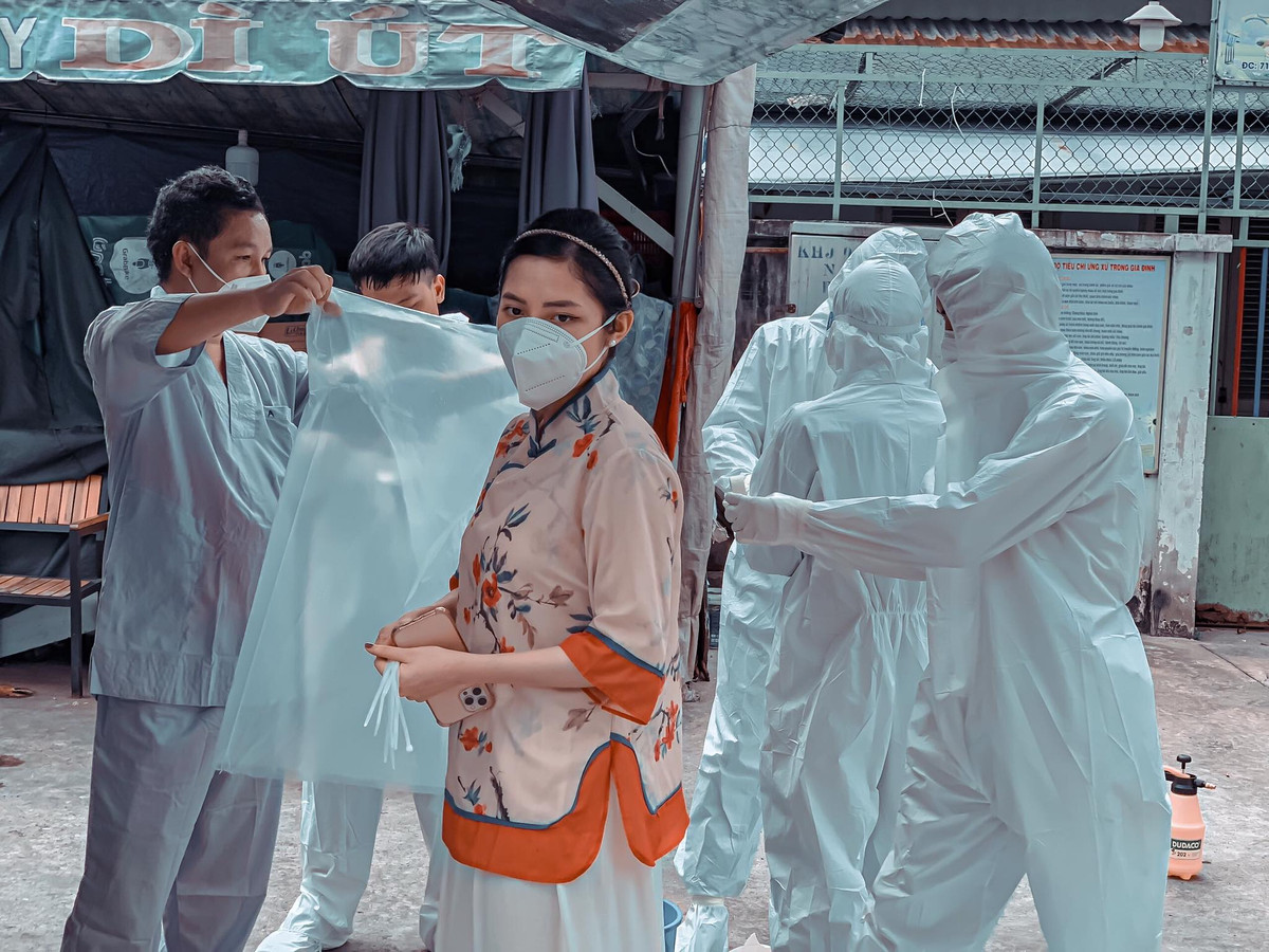 Theo lời kể của tiếp viên hàng không - Phan Quế Chi, nhóm của cô sẽ hỗ trợ trọn gói miễn phí 100% cho những bệnh nhân xấu số mắc COVID-19 có hoàn cảnh khó khăn, từ khâu khâm liệm tới lúc mang tro cốt về cho gia đình hay gửi lên chùa.