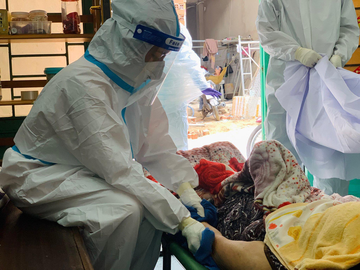 Công việc đầu tiên của các thành viên là mặc đồ bảo hộ, xịt khử khuẩn, rồi chạy xe đến địa chỉ thông báo. Bất kể là ngày hay đêm, chỉ cần có cuộc gọi, các thành viên đều sẵn sàng lên đường.