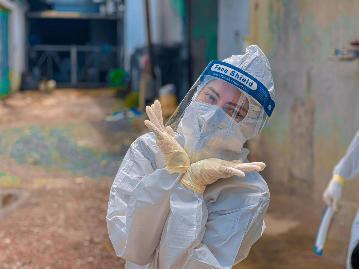 Với số lượng người cấp cứu ngày càng tăng, Chi và các cộng sự chạy xe liên tục từ sáng tới đêm, đưa hàng chục ca bệnh nặng tới bệnh viện kịp thời. Dù khó khăn đến nhường nào nhưng nụ cười của nữ tiếp viên hàng không vẫn luôn thường trực trên môi.