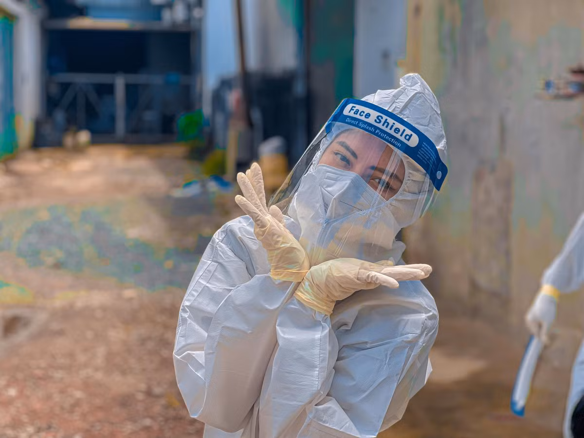 Với số lượng người cấp cứu ngày càng tăng, Chi và các cộng sự chạy xe liên tục từ sáng tới đêm, đưa hàng chục ca bệnh nặng tới bệnh viện kịp thời. Dù khó khăn đến nhường nào nhưng nụ cười của nữ tiếp viên hàng không vẫn luôn thường trực trên môi.