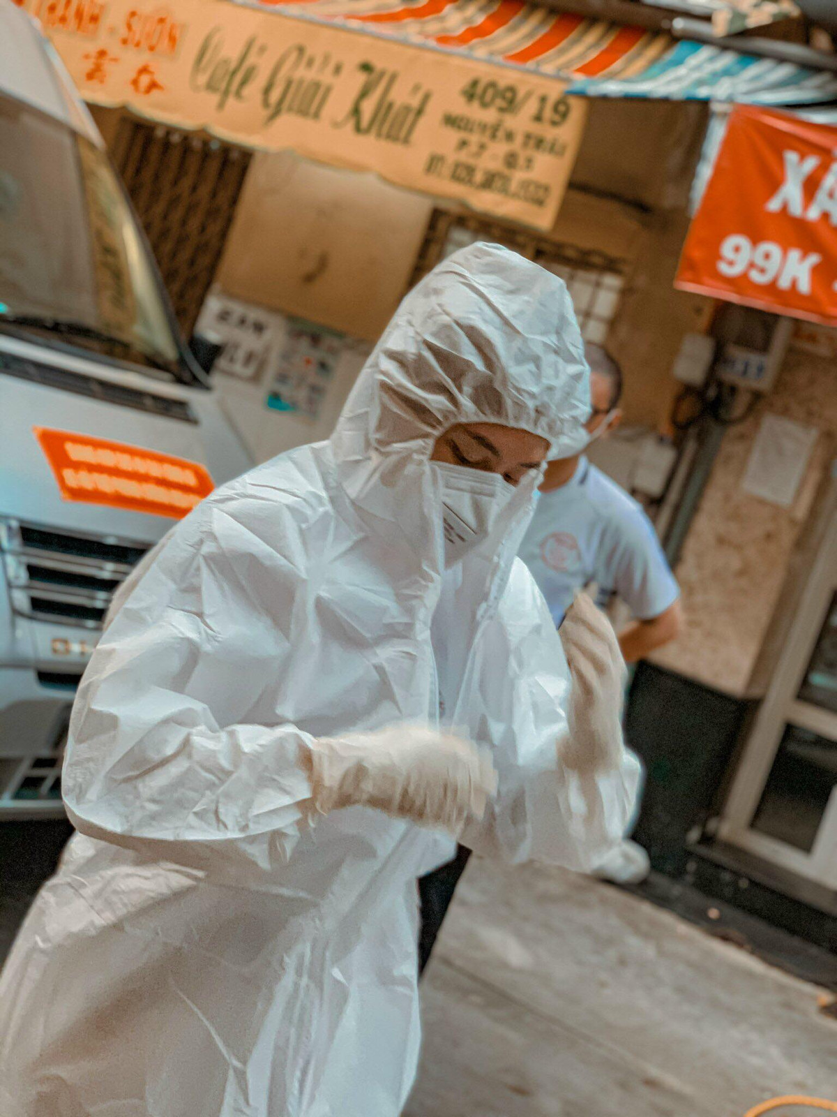 Tình hình dịch bệnh ngày càng phức tạp, số lượng người chết ngày càng gia tăng khiến Chi và các cộng sự căng mình từ sáng đến tối. Nhiều khi không có thời gian nghỉ để ăn cơm, cô và mọi người tranh thủ ăn ổ bánh mỳ trên xe.