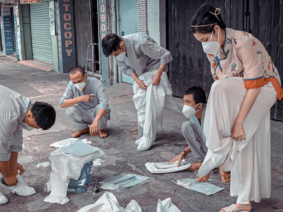 Nhóm gồm 5 thành viên và đều là nữ, đáng chú ý trong nhóm hỗ trợ mai táng 0 đồng của chị Giang Thị Kim Cúc phải kể đến gương mặt của nữ tiếp viên hàng không Phan Quế Chi.