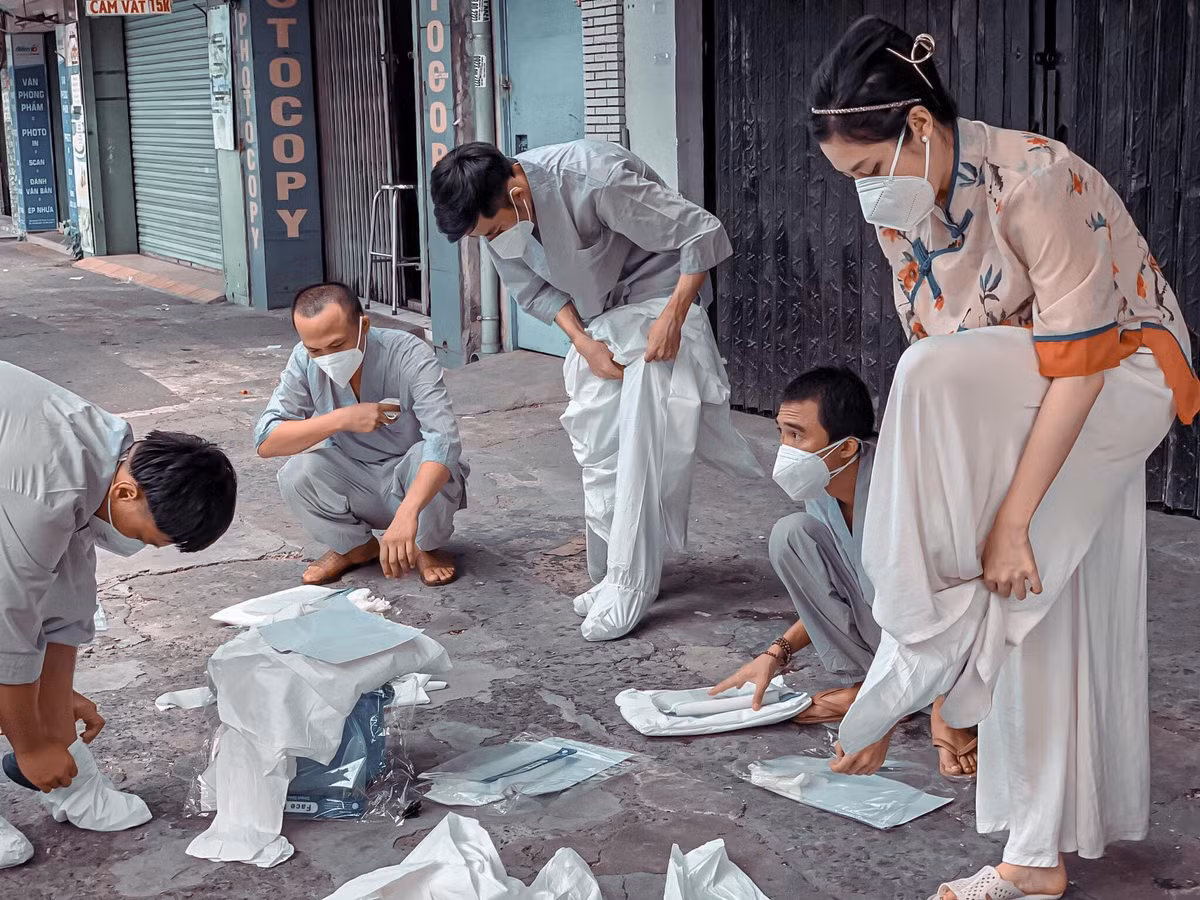 Nhóm gồm 5 thành viên và đều là nữ, đáng chú ý trong nhóm hỗ trợ mai táng 0 đồng của chị Giang Thị Kim Cúc phải kể đến gương mặt của nữ tiếp viên hàng không Phan Quế Chi.