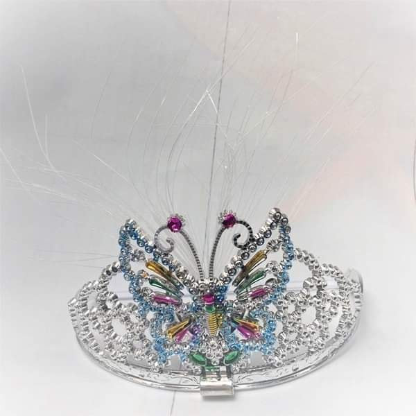 Một món đồ chơi Trung Thu "đốn hạ" trái tim các bé gái cách đây 15 - 20 năm. Chỉ là vương miện nhựa, tráng lớp ánh bạc và có đính kết đá màu hình con bướm mà ai nấy đều mê mẩn.