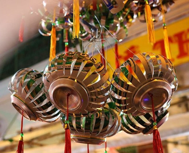 Lồng đèn, đèn cù làm từ vỏ lon bia hay ống bơ từng được trẻ con vô cùng yêu thích.