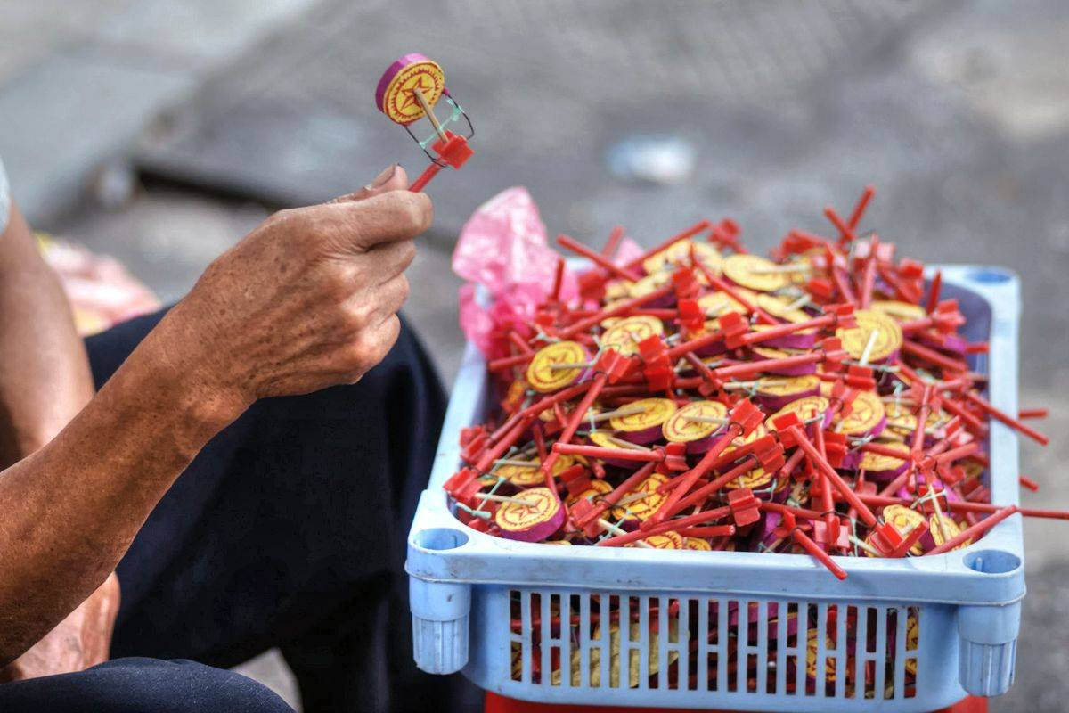 Trống bỏi làng Báo Đáp là đồ chơi Trung Thu dân gian, truyền thống, góp mặt trong bữa tiệc vui đêm trăng của thiếu nhi ngày xưa. Khi quay, trống bỏi tạo ra tiếng “tạch tạch” đanh gọn, vui tai.
