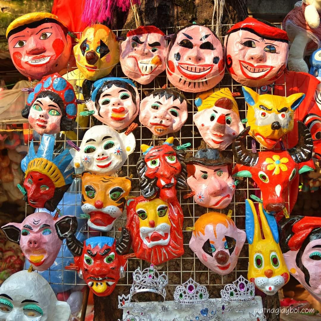 Những chiếc mặt nạ giấy bồi là món đồ chơi truyền thống không thể thiếu mỗi độ thu về.