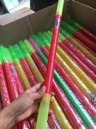 Đi liền với mặt nạ là gậy như ý phát ra nhạc và ánh sáng lấp lánh mà cậu con trai này cũng được sở hữu vào dịp Trung Thu.