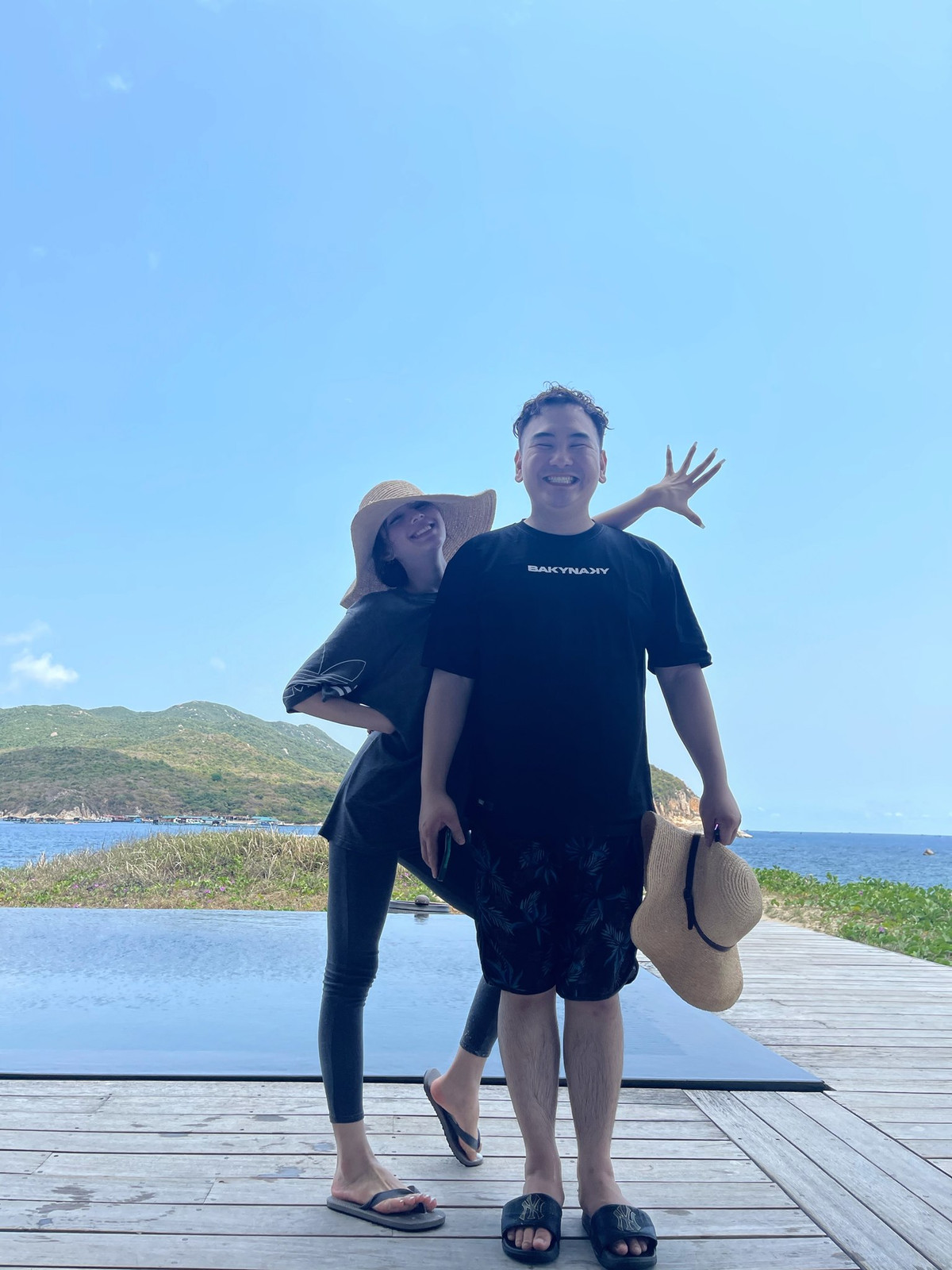 Trước đó, hot girl sinh năm 2002 từng bị cư dân mạng đàm tiếu về việc lấy chồng giàu để "đào mỏ". Nhưng Xoài Non đã lên tiếng khẳng định, cô nàng kiếm được tiền và độc lập trong tài chính. Ảnh: Tổng hợp