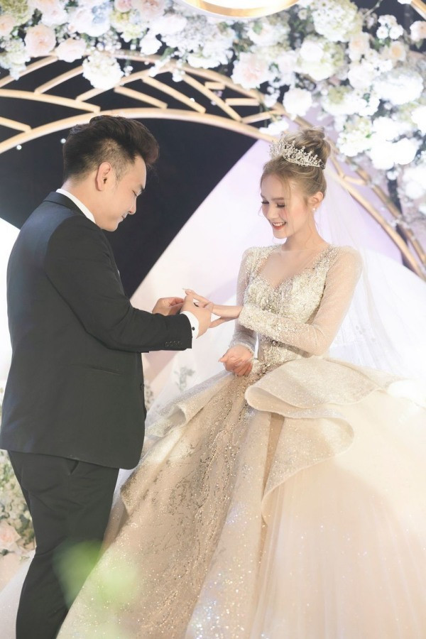 Lễ cưới của Xemesis và hot girl Xoài Non thu hút rất đông người theo dõi, những hình ảnh về đám cưới "khủng" của cặp đôi khiến ai cũng phải trầm trồ vì lung linh như trong truyện cổ tích.