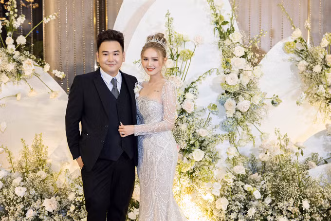 Tuy còn hơn 2 tháng nữa mới đến kỷ niệm 1 năm ngày cưới nhưng Xoài Non đã "đòi" Xemesis tổ chức đám cưới lại khiến ai cũng hoang mang.