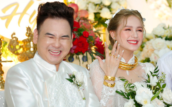 Những chi tiết như siêu xe đón dâu BMW i8 ước tính hơn 8 tỷ đồng, ngôi biệt thự được trang hoàng một cách lộng lẫy, chiếc váy cô dâu của Xoài Non...đã nhanh chóng chiếm spotlight.