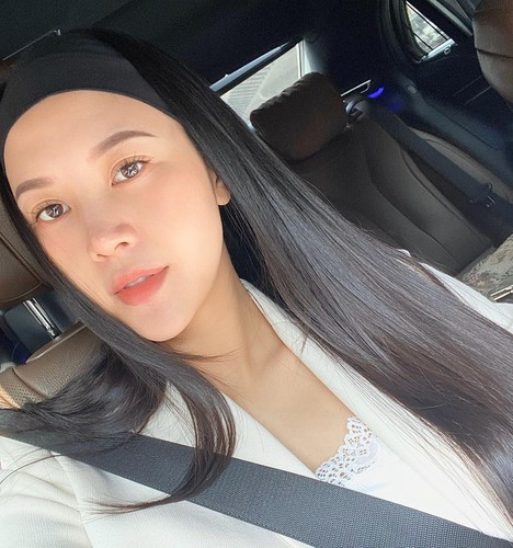 Livestream bán hàng, cựu tiếp viên hàng không khoe dáng chuẩn sau sinh Livestream ban hang, cuu tiep vien hang khong khoe dang chuan sau sinh