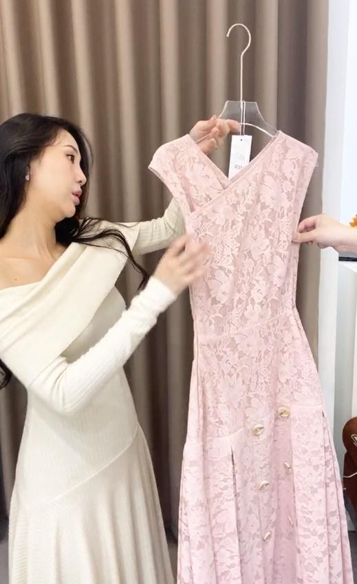 Sau 2 tháng sinh con, hot girl hàng không Vũ Ngọc Châm không chọn ở cữ mà nhanh chóng trở lại với công việc. Đặc biệt mới đây, trong lần livestream bán quần áo, cô nàng đặc biệt gây chú ý về vóc dáng.