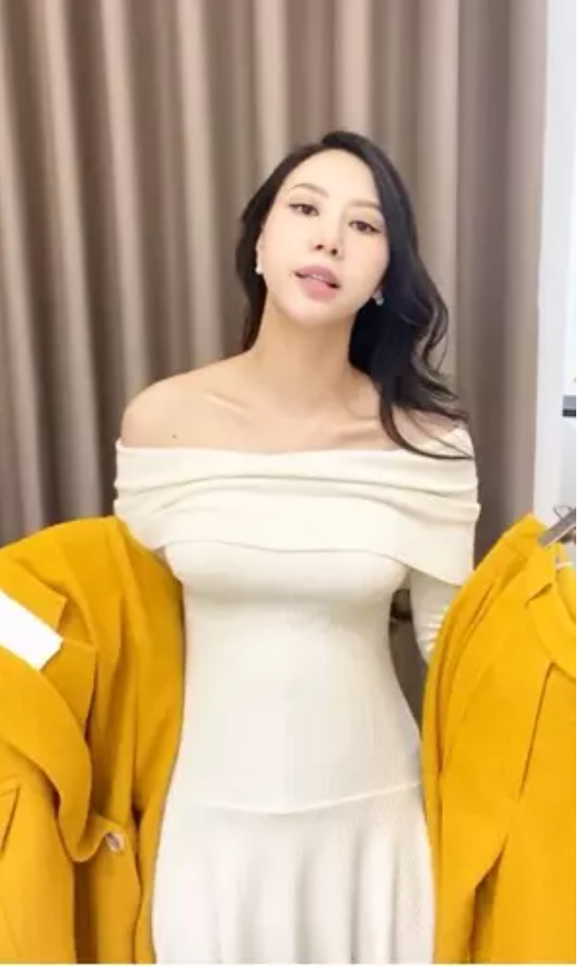 Có thể thấy, Vũ Ngọc Châm trông khá thon gọn, đặc biệt là vòng hai phẳng lì sau sinh con chưaa lâu.