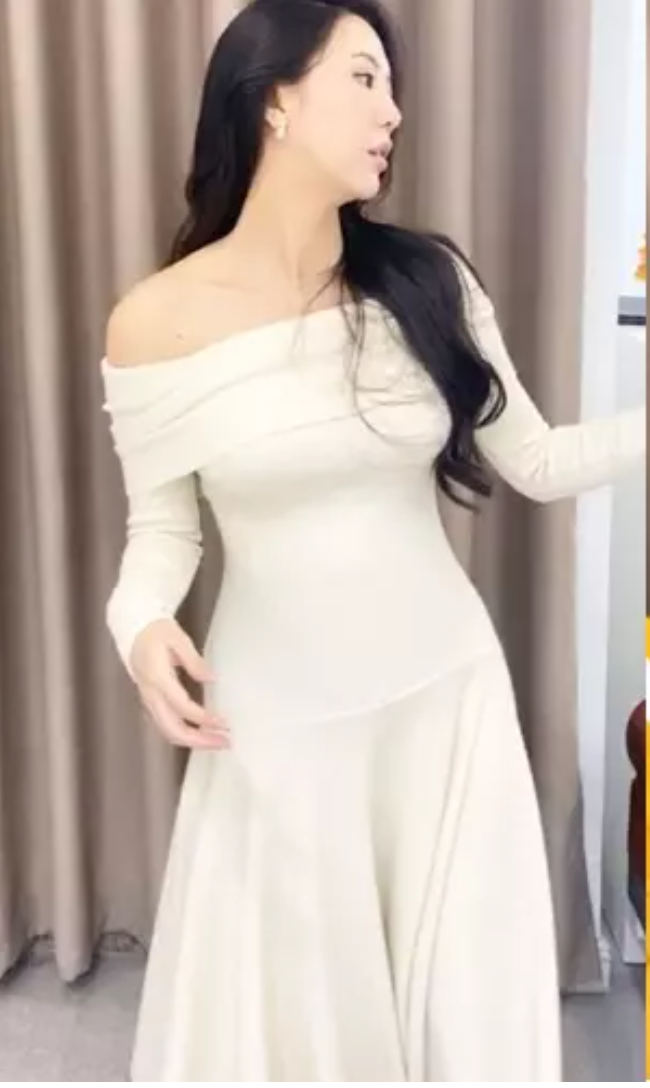 Vũ Ngọc Châm mặc một chiếc váy trễ vai màu trắng, có phần eo bó sát. Trang phục này thường rất kén người sau sinh nhưng nó lại không hề làm khó nàng hot girl này.