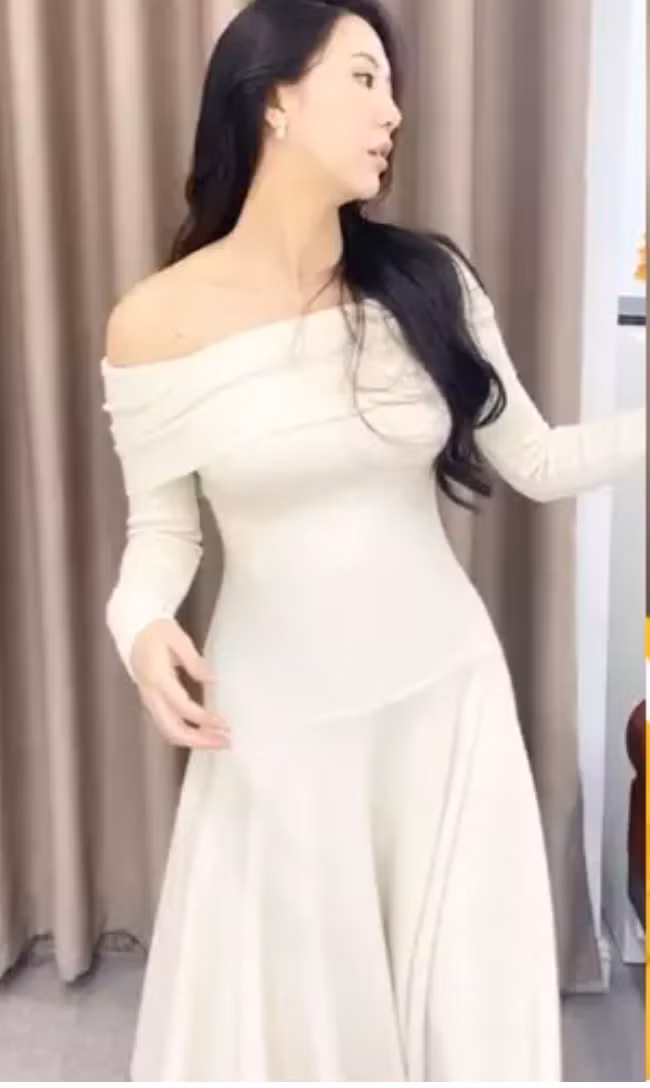 Vũ Ngọc Châm mặc một chiếc váy trễ vai màu trắng, có phần eo bó sát. Trang phục này thường rất kén người sau sinh nhưng nó lại không hề làm khó nàng hot girl này.