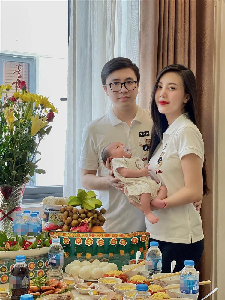 Thậm chí, Vũ Ngọc Châm còn tự tin thả dáng của mình sau 2 tháng làm mẹ bỉm sữa. Có thể thấy vóc dáng của cô có sự thay đổi thấy rõ đặc biệt là phần bụng.