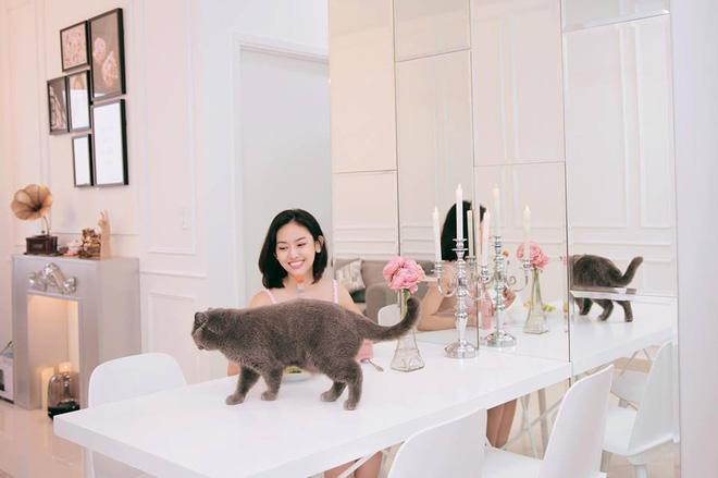 Được biết, Thúy Vi hiện đang sống tại một căn chung cư ở Sài Gòn. Không gian sống của cô được thiết kế vô cùng sang trọng, lấy màu trắng làm màu chủ đạo.