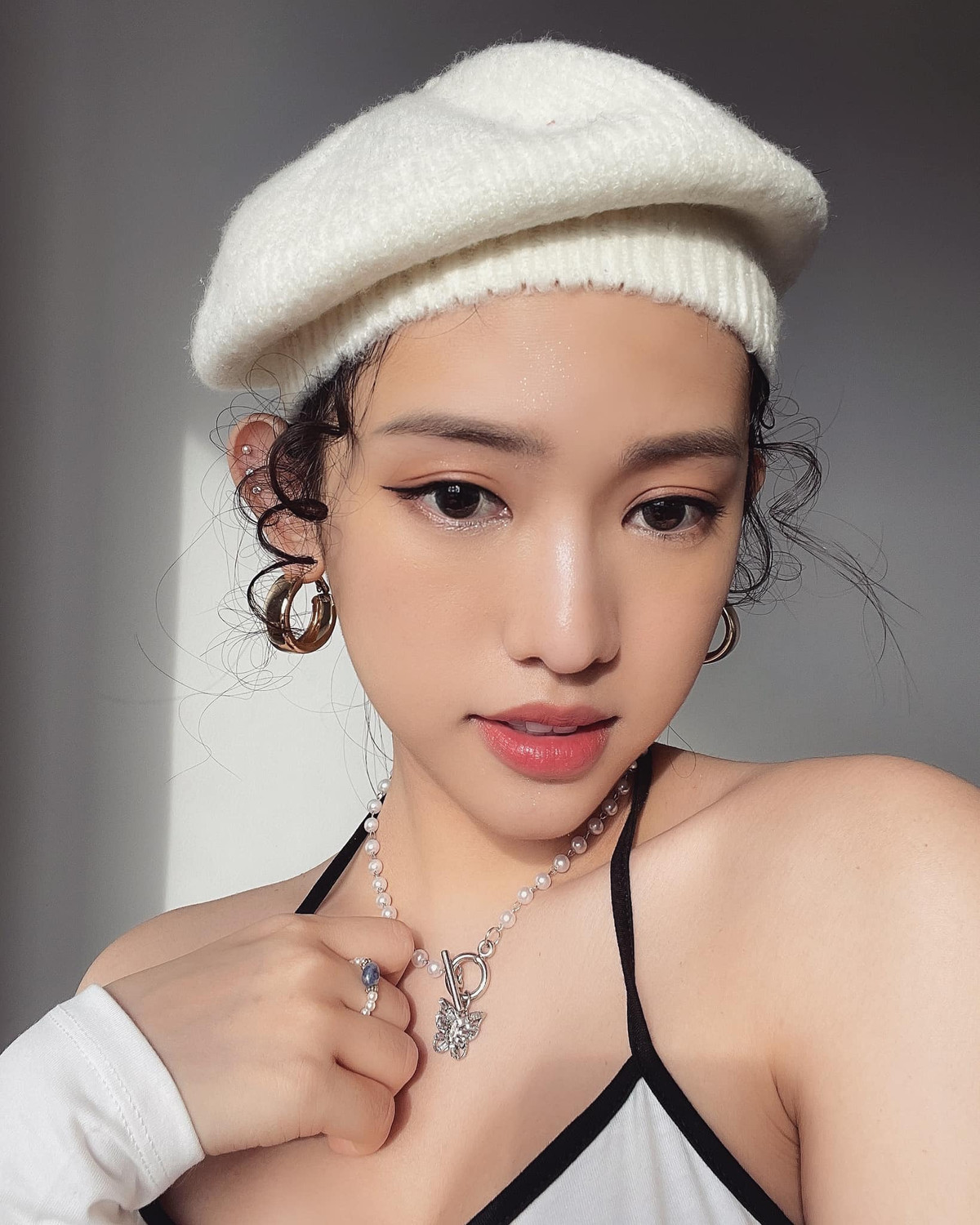 Sau nhiều năm lên Sài Gòn lập nghiệp, hot girl Thúy Vi đã mua được nhà tiền tỷ, xế hộp sang trọng. Bên cạnh đó, cô nàng cũng chọn cuộc sống kín tiếng hơn song thị phị vẫn không ngừng đeo bám.