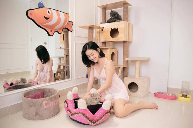 Không ít lần, người đẹp 9X bị đồn cặp kè đại gia đáng tuổi ông mình, làm “gái ngành” nên mới có nhiều tiền như vậy, Thúy Vi đều không ngần ngại thẳng thắn đáp trả những "công kích" đó của cư dân mạng.