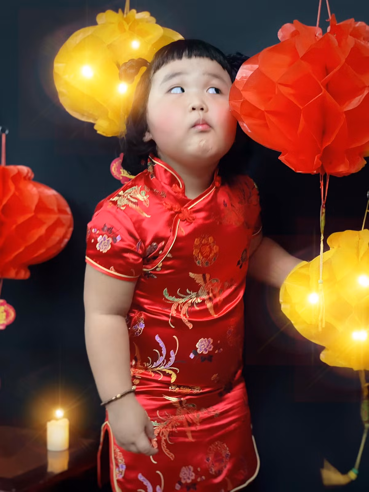 Mới đây cư dân mạng lại một lần nữa “phát cuồng” trước bộ ảnh Trung thu của một bé gái, ngoài việc xinh xắn, đáng yêu ra thì cô bé này còn có biểu cảm sinh động, hài hước qua mỗi bức ảnh.