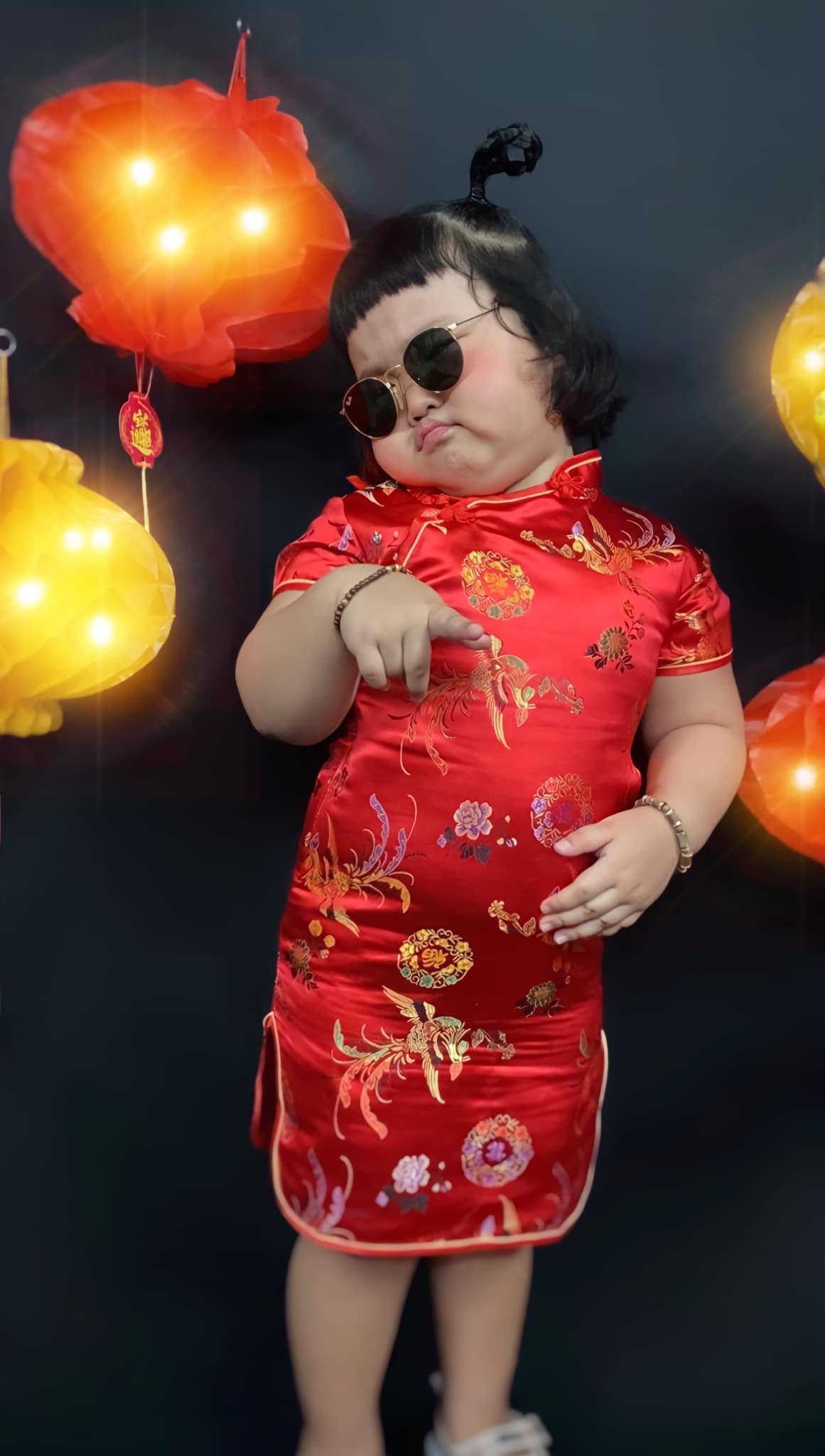 “Gương mặt vàng trong làng tấu hài”, “Con gái mình mỗi lần chụp hình cũng xuỳ mị như này đây ạ"... là một số bình luận từ cộng đồng mạng.