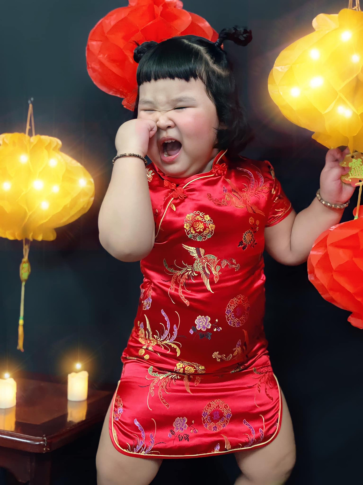 Nhiều người còn không tiếc tay thả tim và để lại những bình luận khen ngợi biểu cảm đáng yêu của bé.