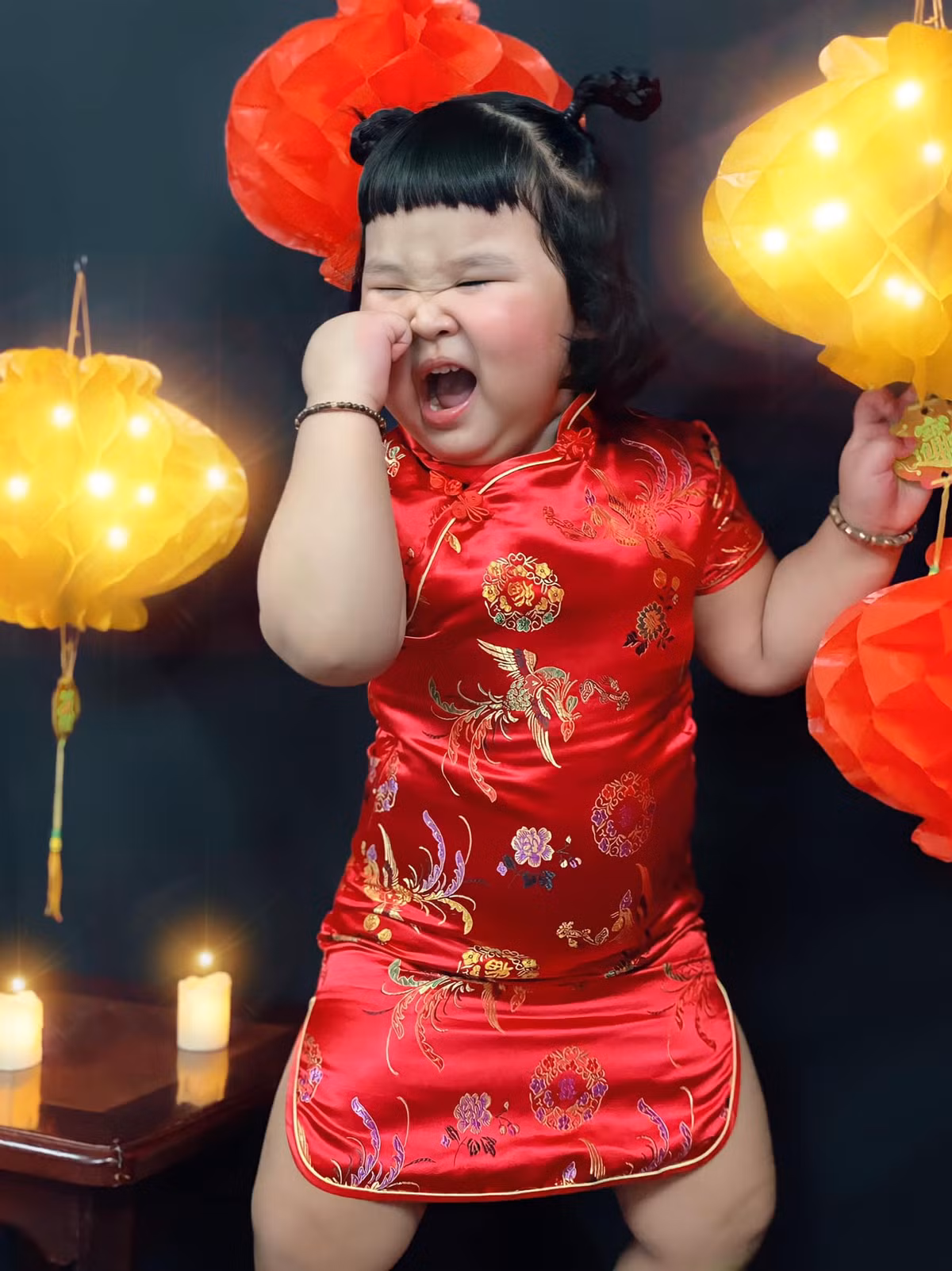 Nhiều người còn không tiếc tay thả tim và để lại những bình luận khen ngợi biểu cảm đáng yêu của bé.