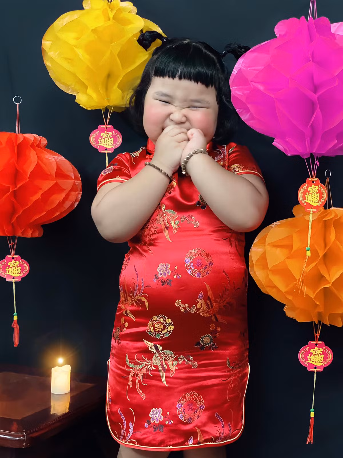 Ngay khi đăng tải, bộ ảnh đã nhận được nhiều tương tác của cộng đồng mạng. Ai nấy đều phải bật cười và dành lời khen cho biểu cảm hồn nhiên, đáng yêu của cô bé.