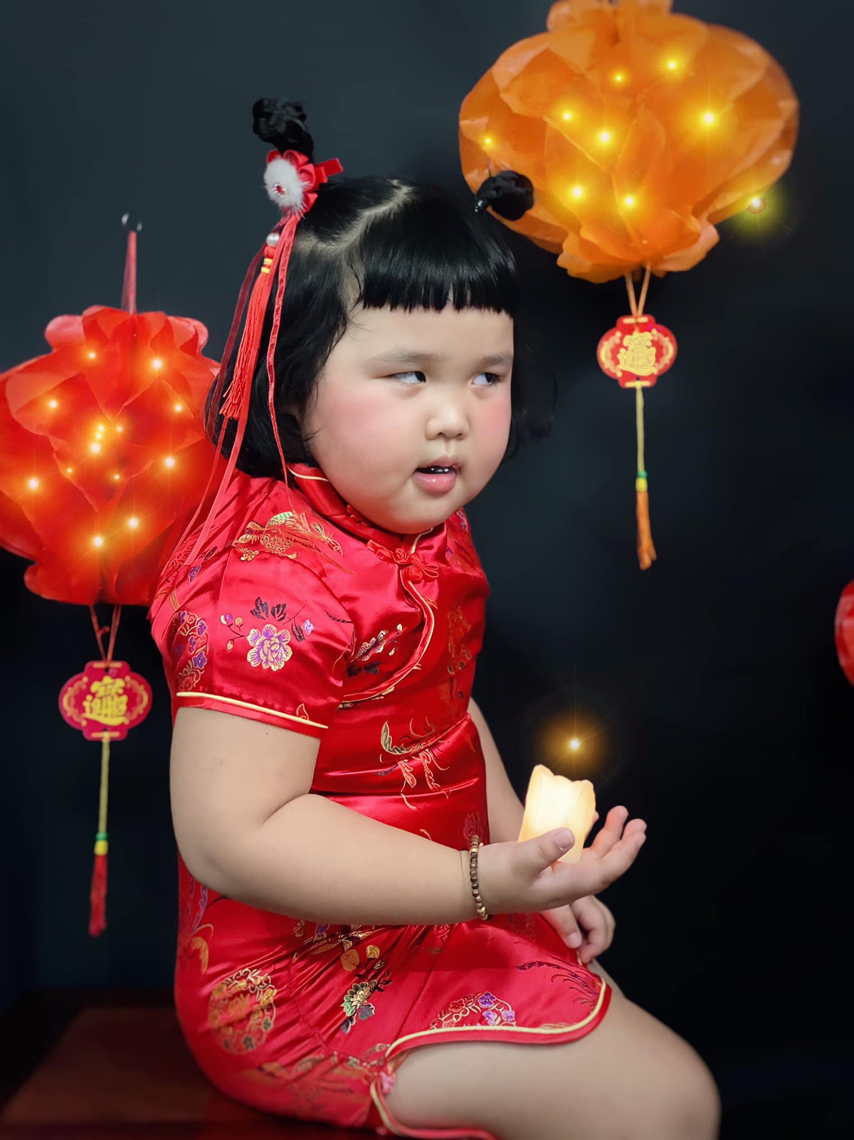 Nnhiều phụ huynh khác cũng "hạ quyết tâm" sẽ thực hiện ngay một bộ ảnh đáng yêu như thế này để con lưu giữ kỷ niệm dịp Trung thu này. Ảnh: Đoàn Cẩm Duyên