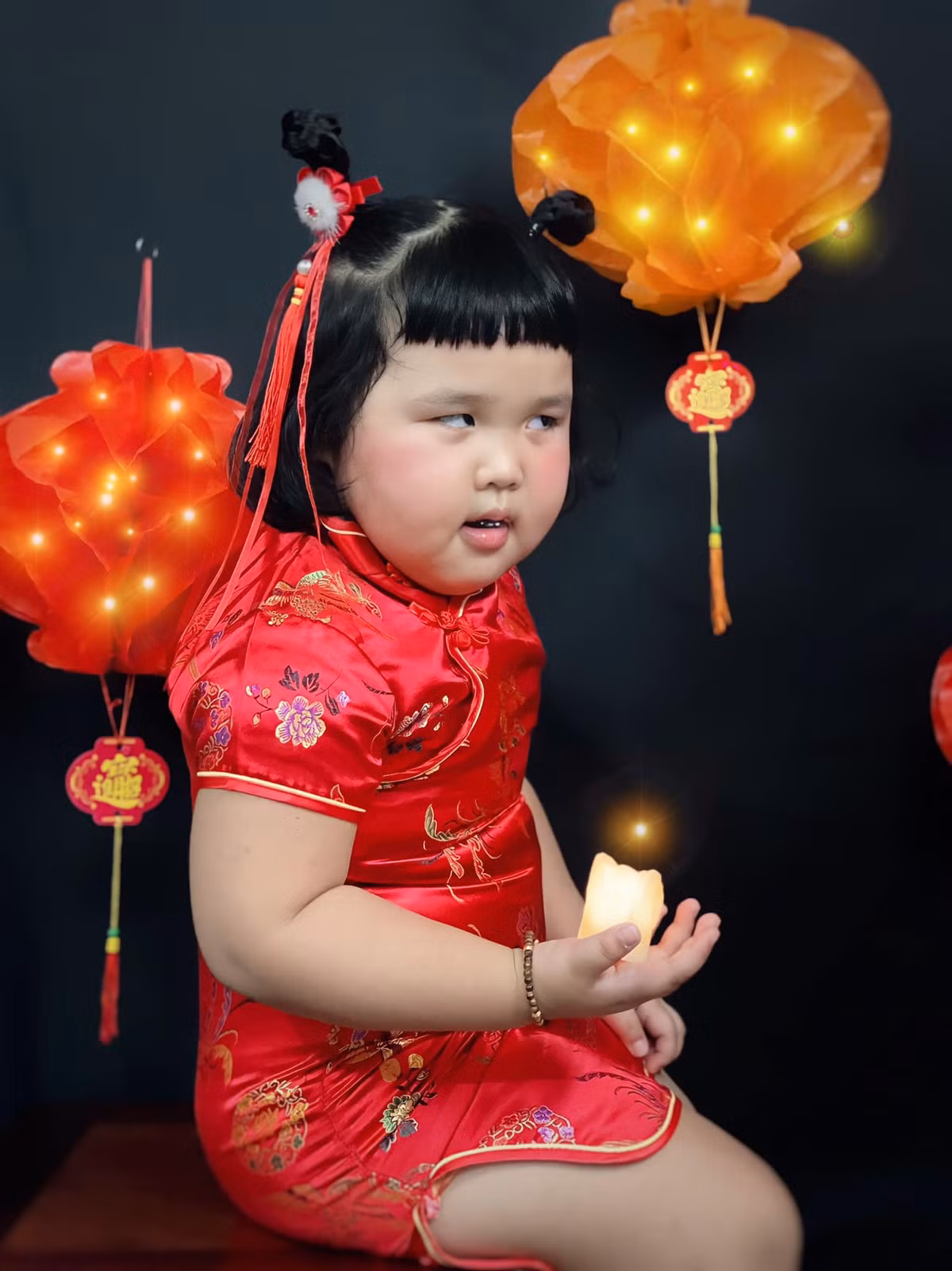 Nnhiều phụ huynh khác cũng "hạ quyết tâm" sẽ thực hiện ngay một bộ ảnh đáng yêu như thế này để con lưu giữ kỷ niệm dịp Trung thu này. Ảnh: Đoàn Cẩm Duyên