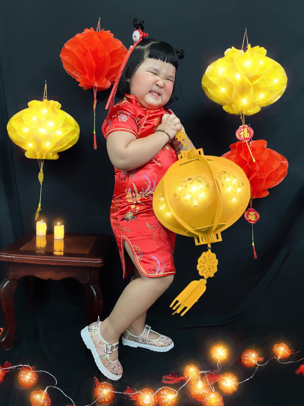 Bức ảnh nào bé gái này cũng tạo dáng “tấu hài” với vô vàn biểu cảm "khó đỡ".